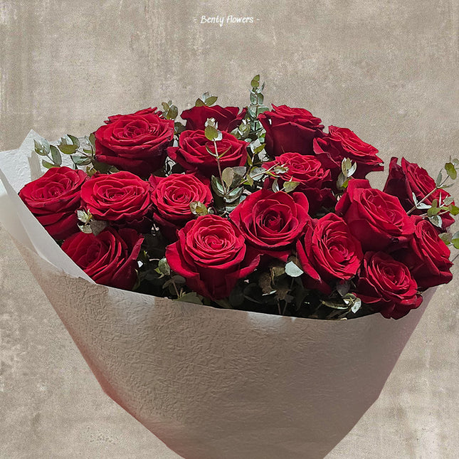 18 Red Roses Valentine’s Bouquet: Luxurious Wrap with Melbourne Delivery